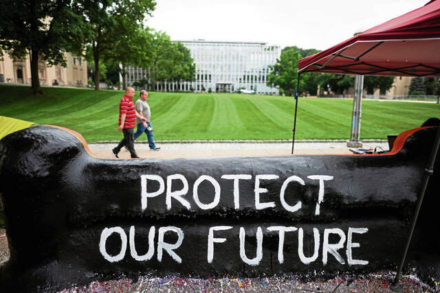 Carnegie Mellon students call for policy barring admin from altering or removing messages on The Fence