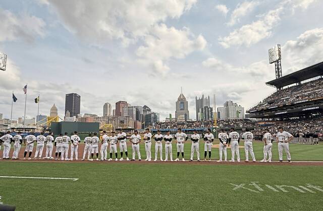 Jason Kendall, Brian Giles threw the first pitch at Pittsburgh Pirates home opener