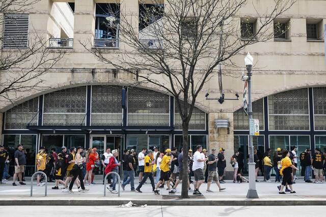 Pirates fans head into PNC Park ahead of home opener<span class="headline-video">Video <i class="fa-solid fa-circle-play"></i></span>