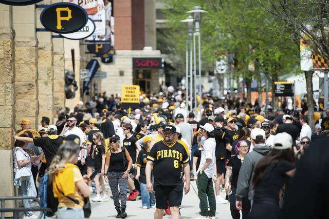 Pirates fans head into PNC Park ahead of home opener