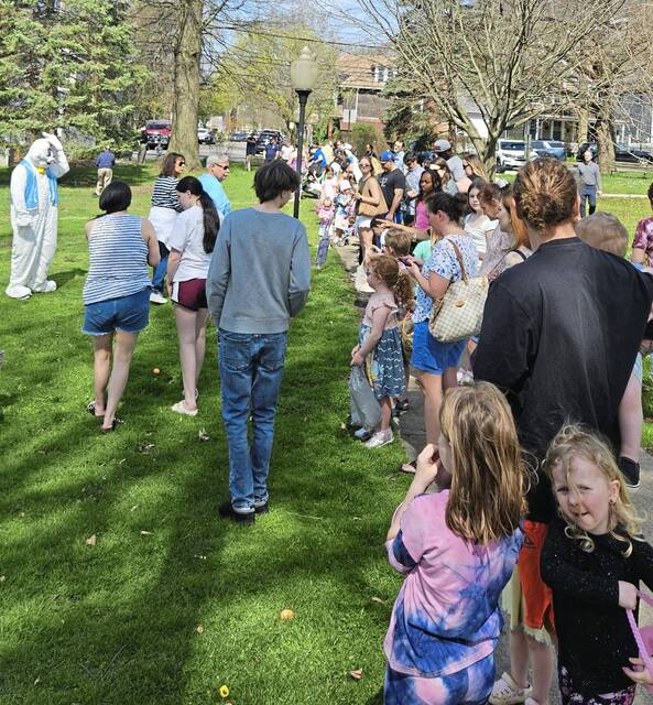 Leetsdale hosts annual Easter egg hunt at Henle Park
