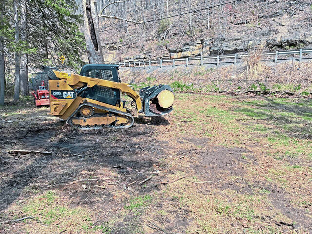 Crews begin clearing former Ligonier Beach property