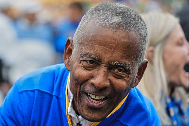 Tony Dorsett, Curtis Martin, Jimbo Covert among football legends announcing picks at NFL Draft