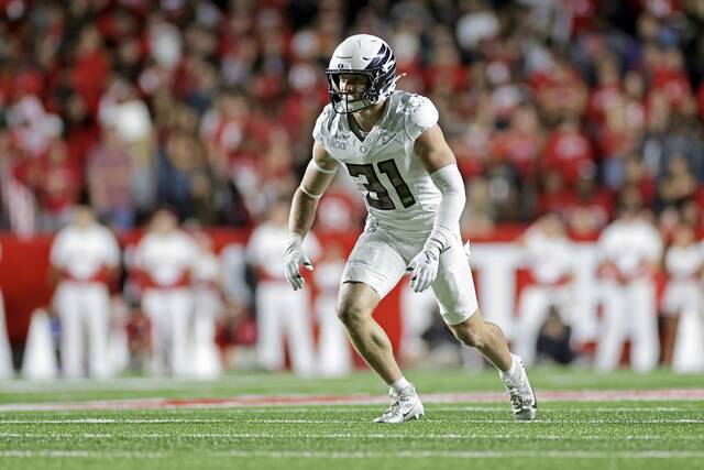Amid strong group of safeties, Oregon’s Dillon Thieneman stands out with preparation