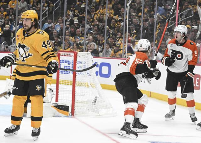 Flyers score twice in 3rd period to beat Penguins in Game 1