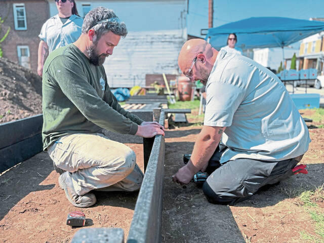 30 volunteers install raised beds for community garden in Jeannette