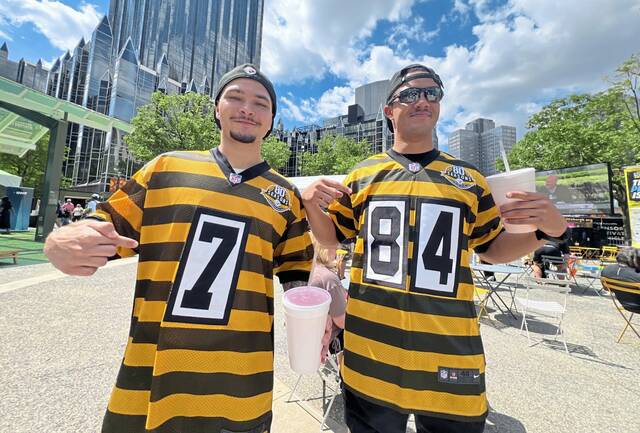 Photos: Fans arrive on North Shore as NFL Draft clock hits zero