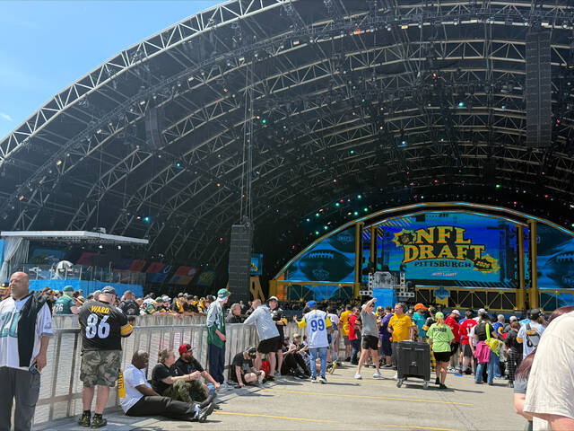 Fans wait out heat for close-up stage view of NFL Draft picks