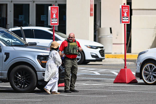 Exchange of gunfire inside Mall of Louisiana leaves 1 person dead and 5 wounded