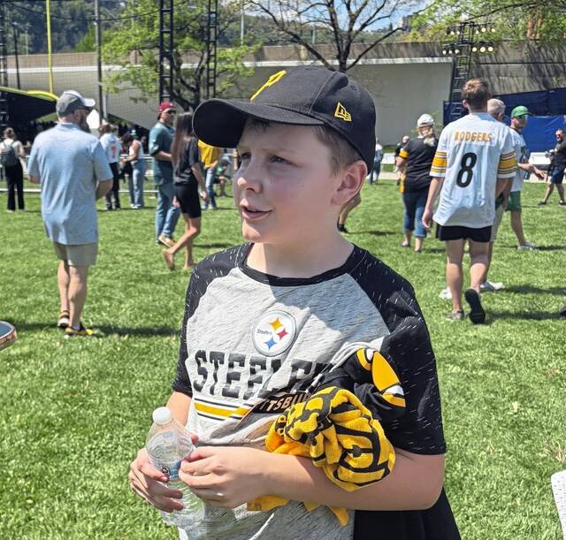 Fans happy to brave long waits to experience NFL Draft