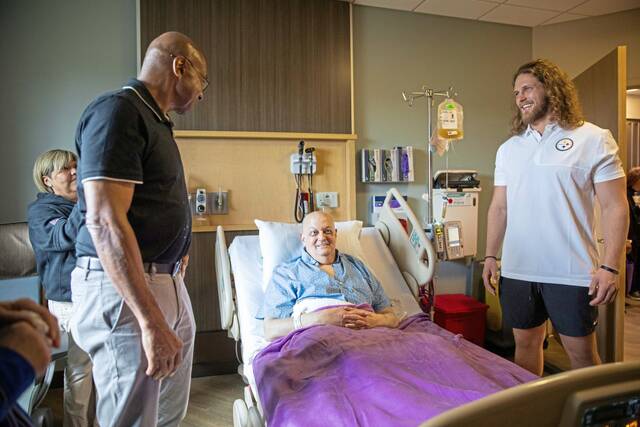 Steelers legend Lynn Swann, long snapper Cal Adomitis visit with cancer patients ahead of draft
