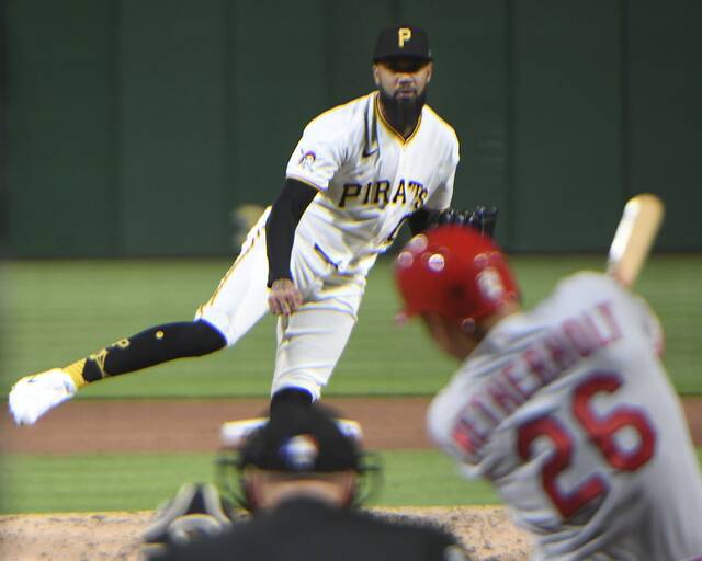 Cardinals ruin almost-perfect night by Pirates, rally for 4 runs in 9th to win series opener