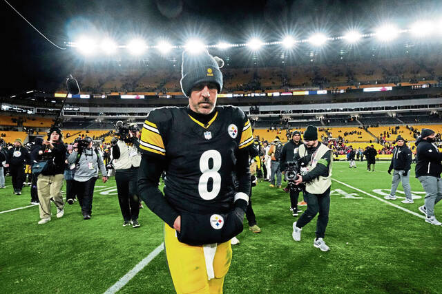 Steelers tender Aaron Rodgers contract with 10% raise, hold his exclusive rights once camp starts