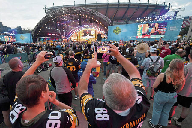 YouTube prankster sneaks onto NFL Draft stage in Pittsburgh