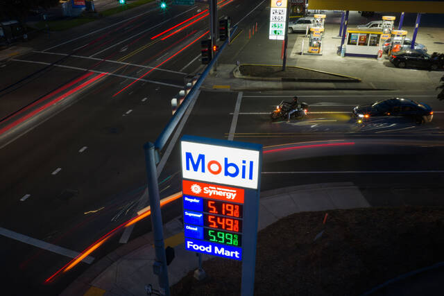 Profit for the biggest U.S. oil companies declined in the 1st quarter, but only on paper