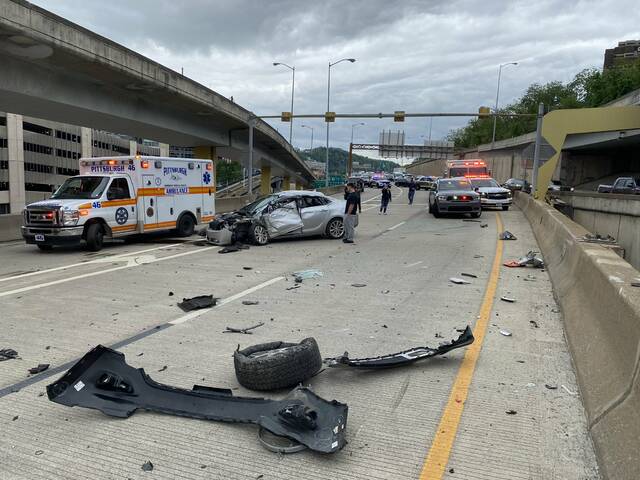 2 people killed after 5-car crash on Fort Duquesne Bridge