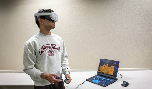 
			
				                                Riu Cherdchusakulchai, 25, a student at Carnegie Mellon University, demonstrates how LiveSplats technology works. . (Massoud Hossaini | TribLive)

			
		