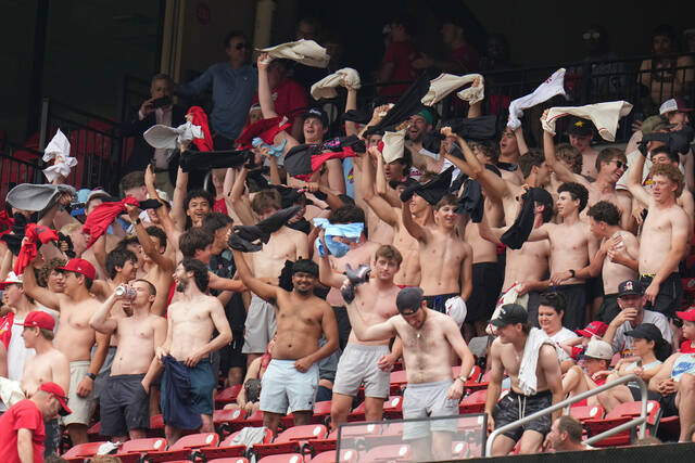 Cardinals manager Marmol buys tickets for fans to recreate shirtless revelry
