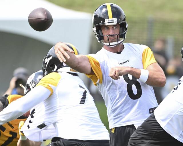 Aaron Rodgers officially signs with Steelers, takes field for 1st OTA session as QB1