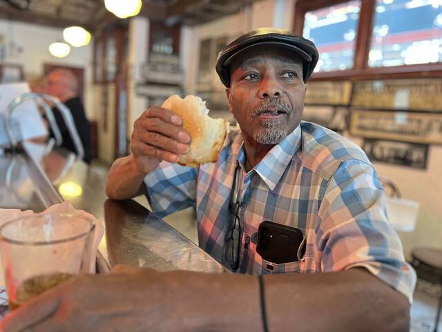 Mother-daughter team pours on the hospitality at Pittsburgh’s Original Oyster House