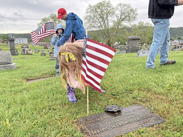 Dozens turn out to dress Prospect Cemetery in Brackenridge for Memorial Day