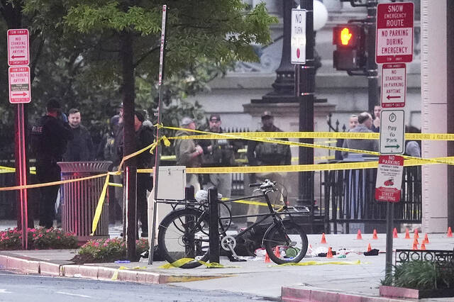 Suspect dead after approaching White House checkpoint with weapon, Secret Service says