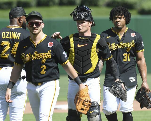 Henry Davis delivers solo shot for winning HR as Pirates top Cubs