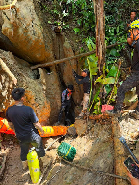 Search continues for 7 villagers trapped in a flooded Laos cave
