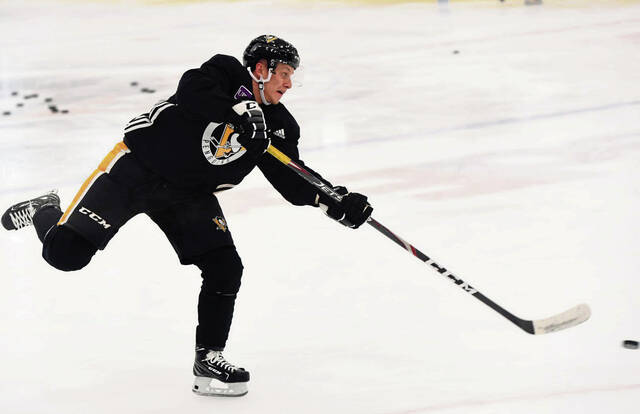 Former Penguins forward Dominik Kahun signs in Germany